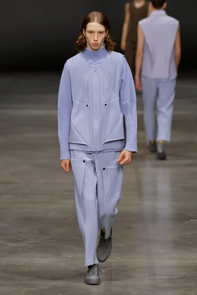 Look 28